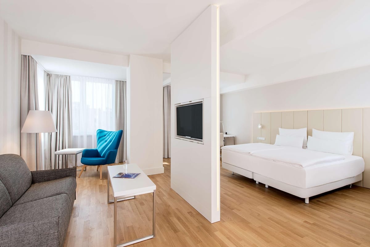 Literie de qualité, lit avec matelas à plateau-coussin, minibar