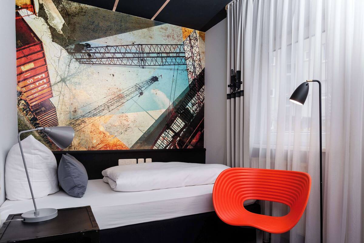 comfort room, 1 single bed | free minibar items, desk, blackout curtains, soundproofing