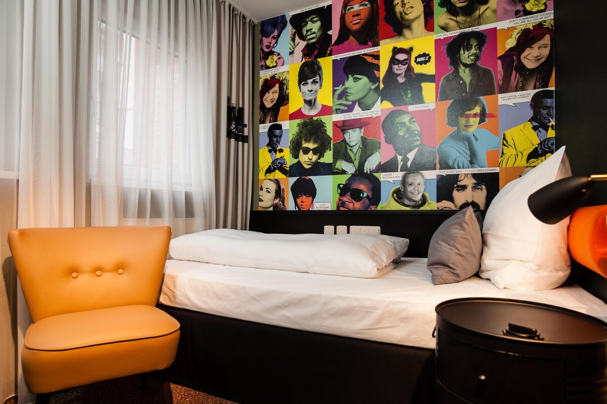 Standard Room, 1 Single Bed | Hypo-allergenic bedding, free minibar items, desk, blackout curtains