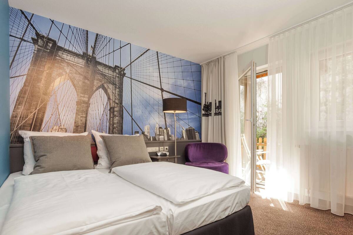 comfort room, 1 double bed | free minibar items, desk, blackout curtains, soundproofing