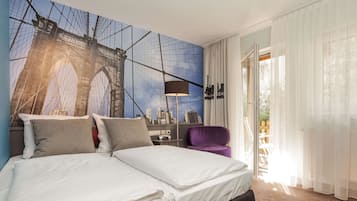 Habitación Confort, 1 cama doble | Minibar (con algunos artículos gratuitos), escritorio, cortinas opacas