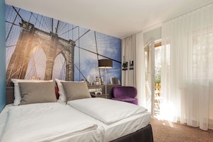 Ropa de cama hipoalergénica, artículos del minibar gratis y escritorio