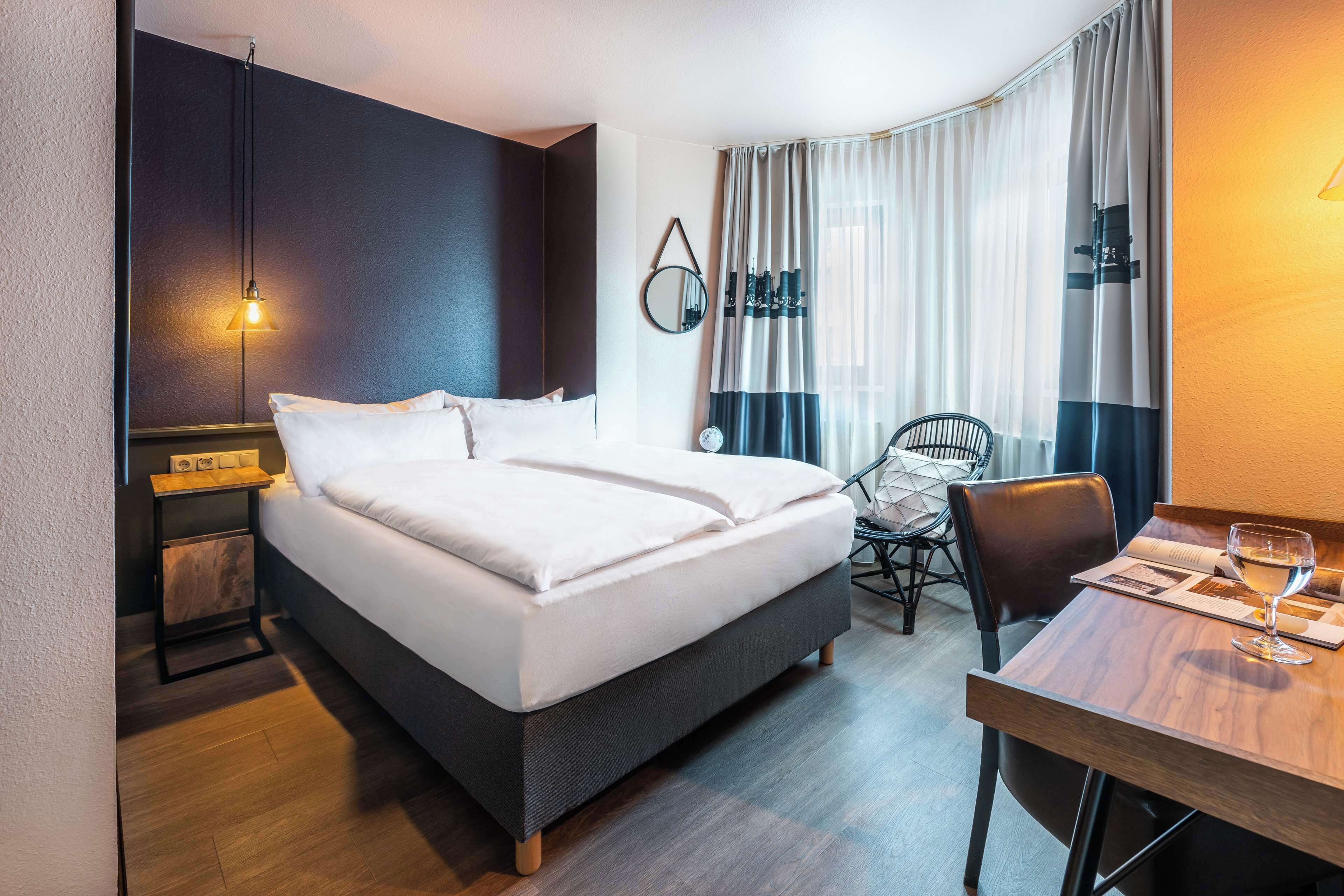 standard room, 1 double bed | free minibar items, desk, blackout curtains, soundproofing