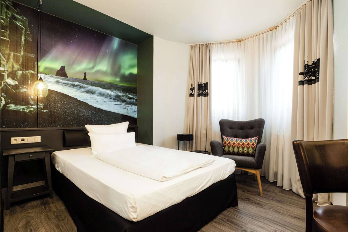 Comfort Room, 1 Single Bed | Hypo-allergenic bedding, free minibar items, desk, blackout curtains