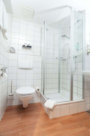 Douche, sèche-cheveux, serviettes fournies