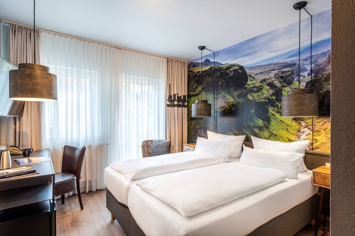 Ropa de cama hipoalergénica, artículos del minibar gratis y escritorio