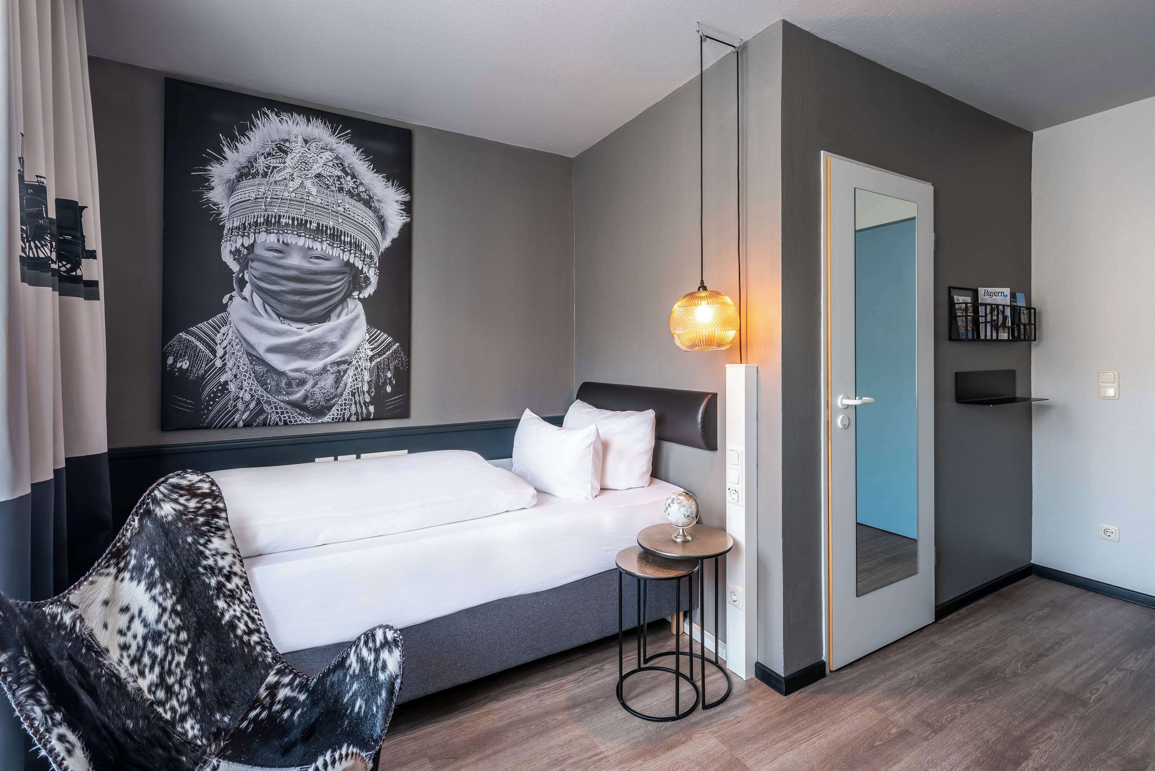 comfort room, 1 single bed | free minibar items, desk, blackout curtains, soundproofing