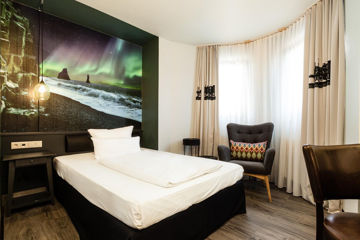 Comfort Room, 1 Single Bed | Hypo-allergenic bedding, free minibar items, desk, blackout curtains