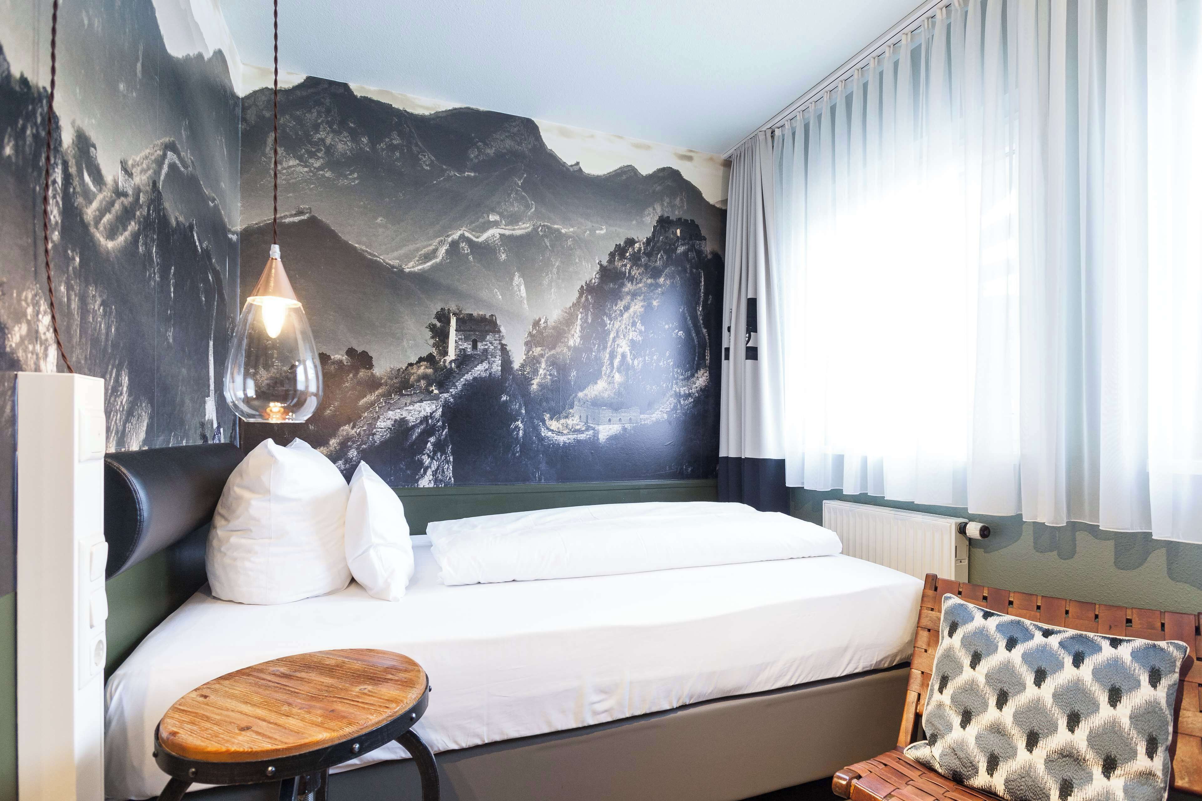 comfort room, 1 single bed | free minibar items, desk, blackout curtains, soundproofing