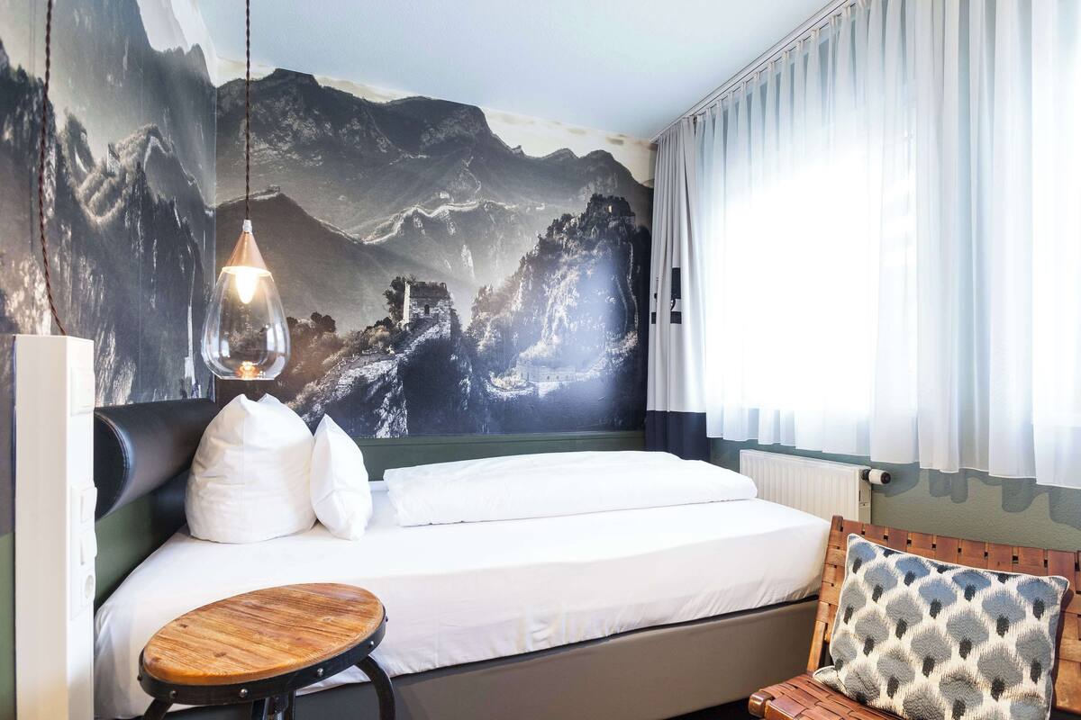 comfort room, 1 single bed | free minibar items, desk, blackout curtains, soundproofing