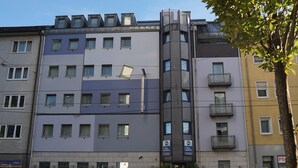 A multi-story hotel with a modern facade, featuring balconies and a mix of window styles. - Best Western Hotel Nuernberg Am Hauptbahnhof (Nuremberg)