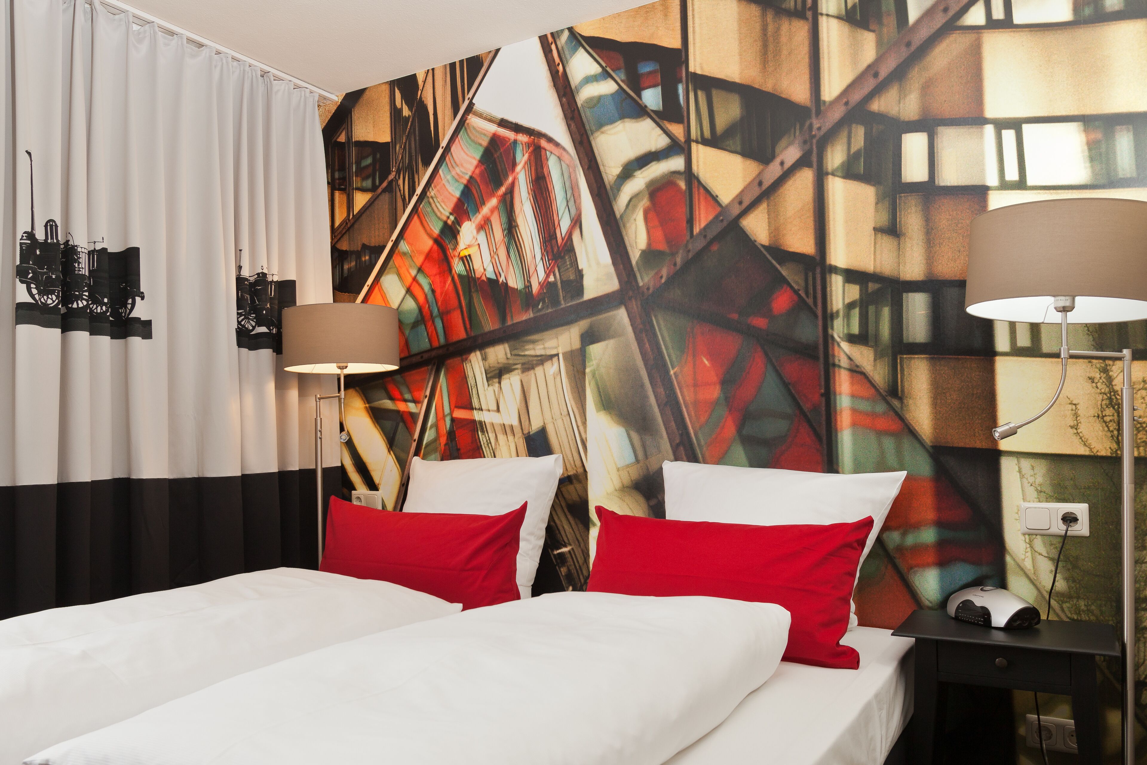 Standard Room, 1 Double Bed | Hypo-allergenic bedding available, minibar (some free items), desk