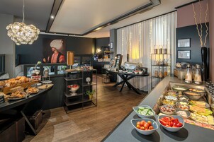 Desayuno buffet diario (EUR 18.00 por persona)
