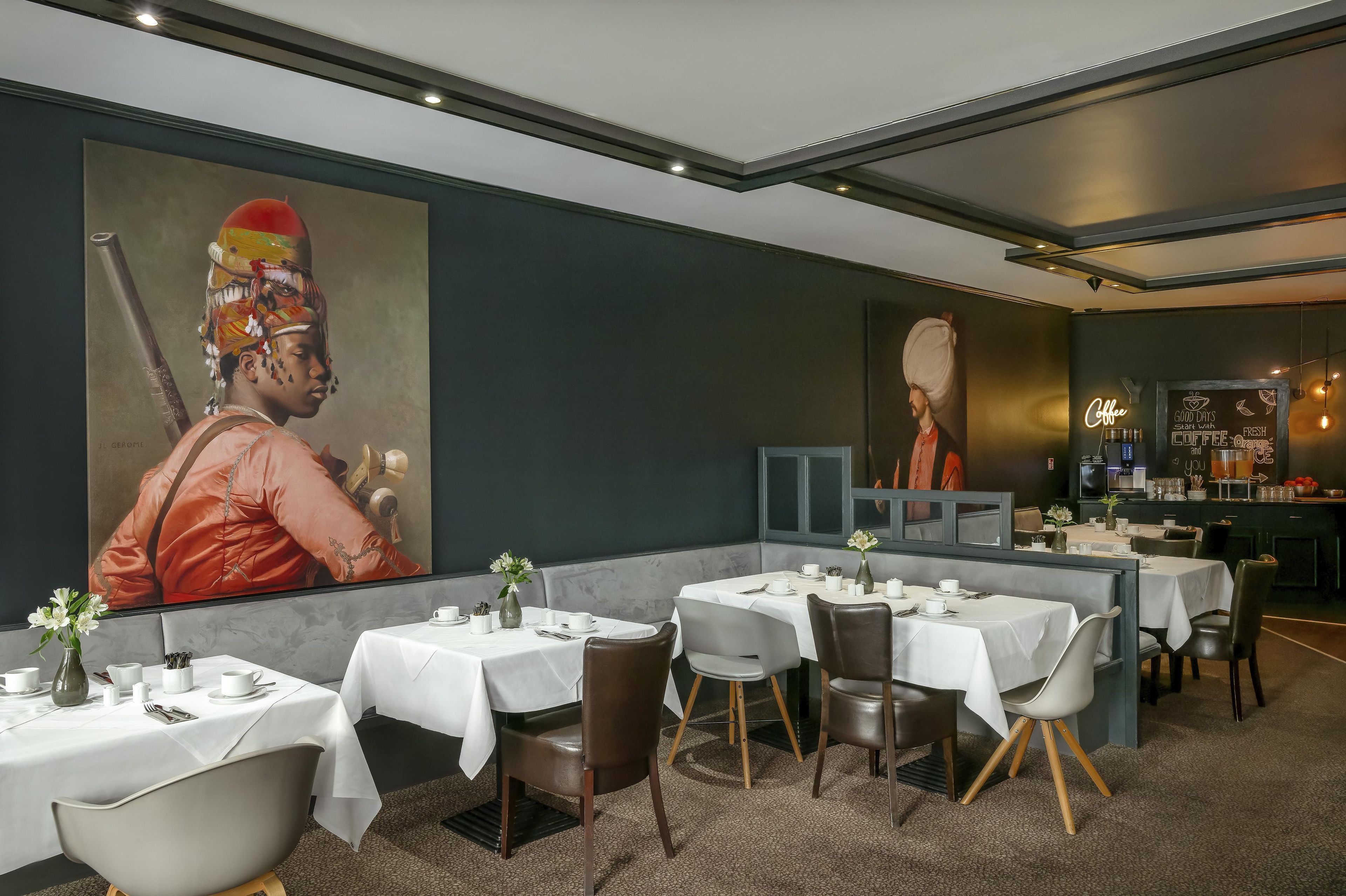 Ein Restaurant mit gedeckten Tischen, einer Bar und einem großen Gemälde an der Wand.