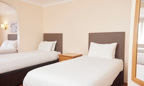 Chambre Familiale, 1 lit double et 1 canapé-lit | Bureau, fer et planche à repasser, Internet gratuit par câble