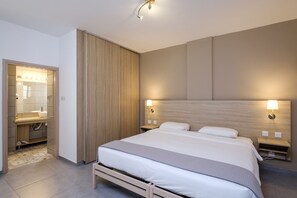 Appartement Deluxe, 1 chambre | Coffres-forts dans les chambres, bureau, chambres insonorisées