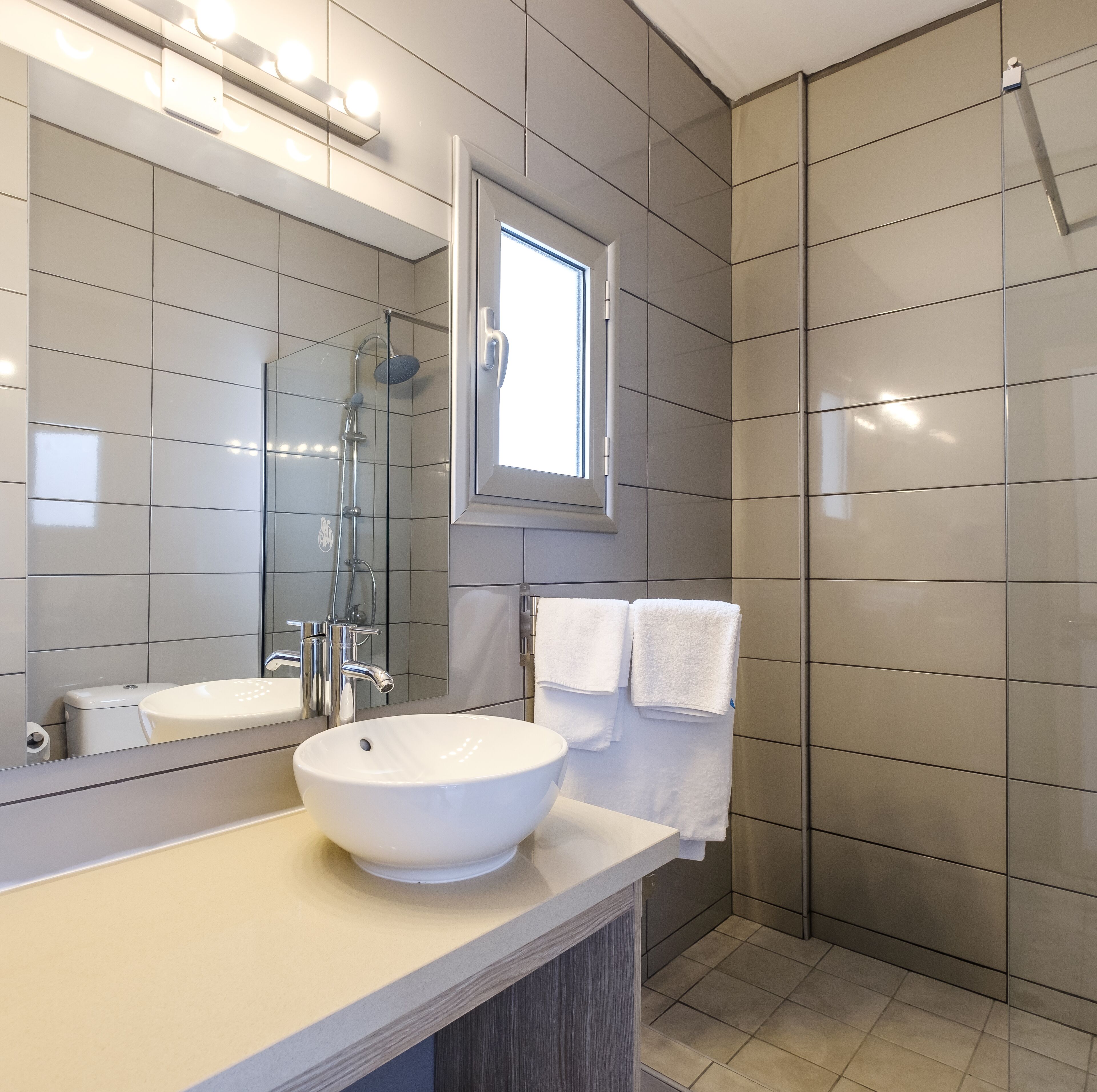 Apartamento luxo, 1 quarto | Banheiro | Banheira, banheira de imersão, produtos de toalete grátis 