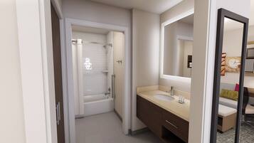 Kombination af bruser/badekar, gratis toiletartikler, hårtørrer