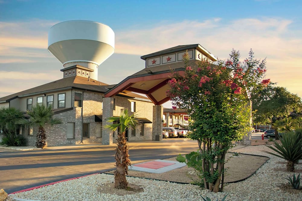 Econo Lodge Near Lackland Air Force Base - SeaWorld