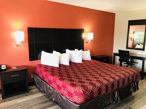 Desk, blackout drapes, iron/ironing board, free WiFi - Econo Lodge Near Lackland Air Force Base - SeaWorld (San Antonio)