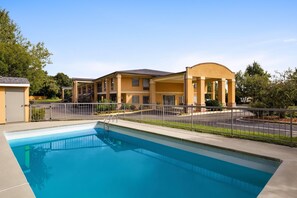 Piscine extérieure (ouverte en saison), chaises longues