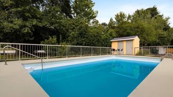 Piscine extérieure (ouverte en saison), chaises longues