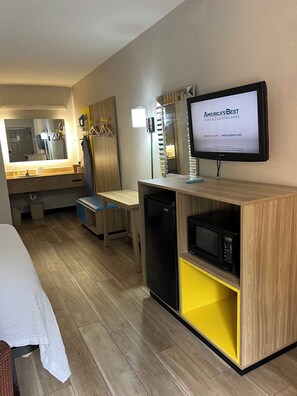 Standard Room, 1 Queen Bed | In-room safe, desk, laptop workspace, blackout curtains