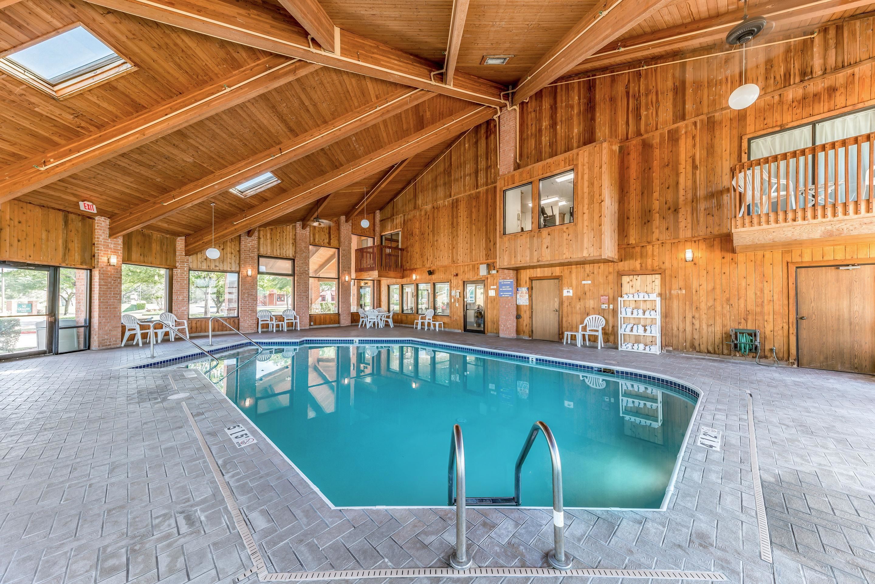 Inomhuspool och solstolar