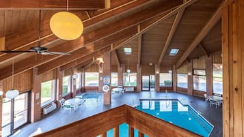 Indoor pool, sun loungers