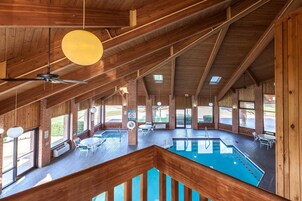 Una piscina cubierta, tumbonas