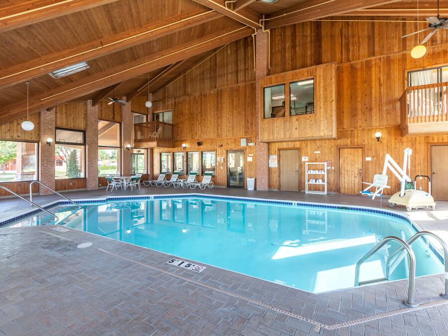 Innendørsbasseng og solsenger