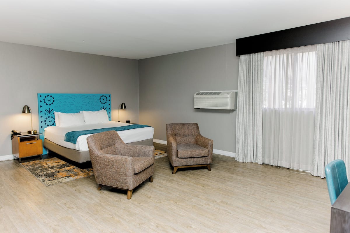 Standardzimmer, 1 King-Bett, Blick auf den Innenhof | 1 Schlafzimmer, hochwertige Bettwaren, Schreibtisch