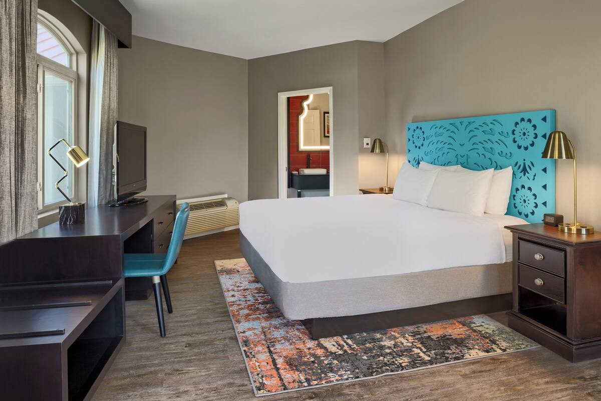 Premium bedding, desk, iron/ironing board, free cots/infant beds