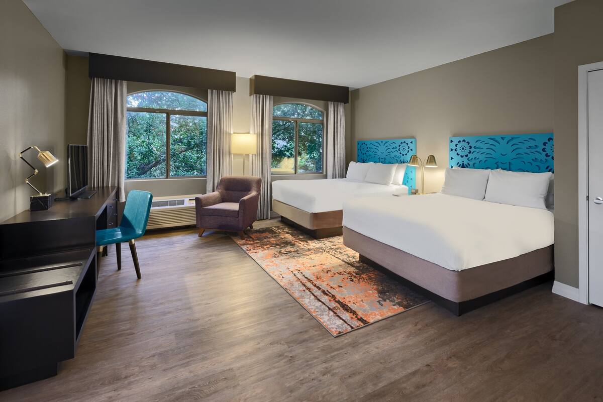 Quarto standard, 2 camas Queen | Roupas de cama premium, escrivaninha, ferros/tábuas de passar roupa