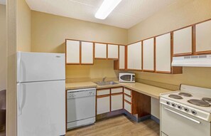 Escritorio, espacio para trabajar con un portátil, cortinas opacas