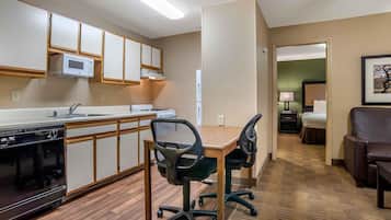 Geladeira grande, micro-ondas, fogão, lava-louças