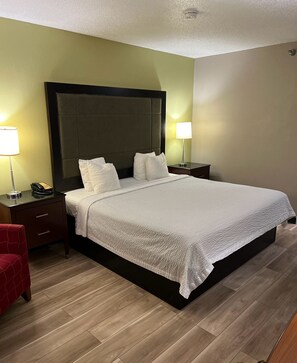 1 bedroom, desk, blackout drapes, iron/ironing board - Days Inn by Wyndham Great Lakes Naval Base (North Chicago)