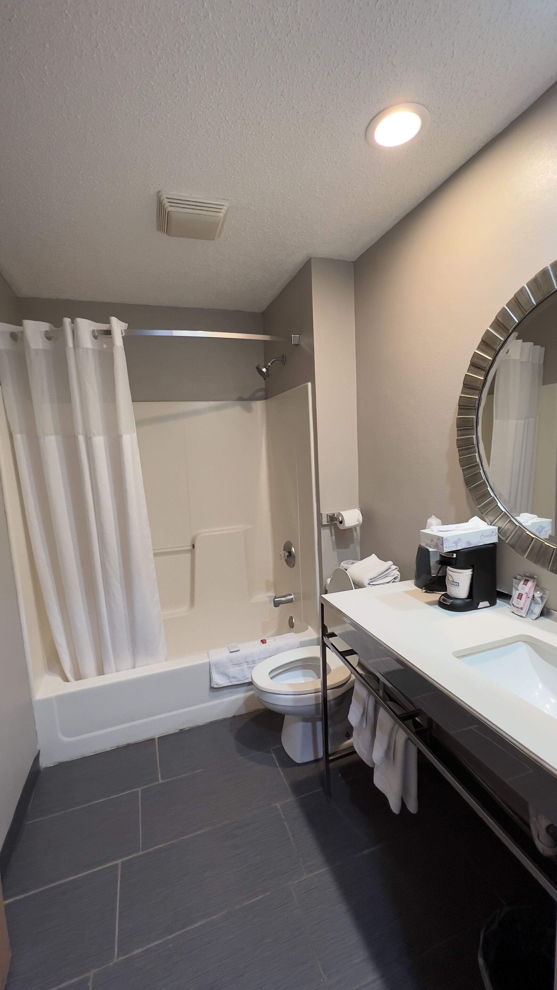 Standard Room, 1 Queen Bed | Bathroom