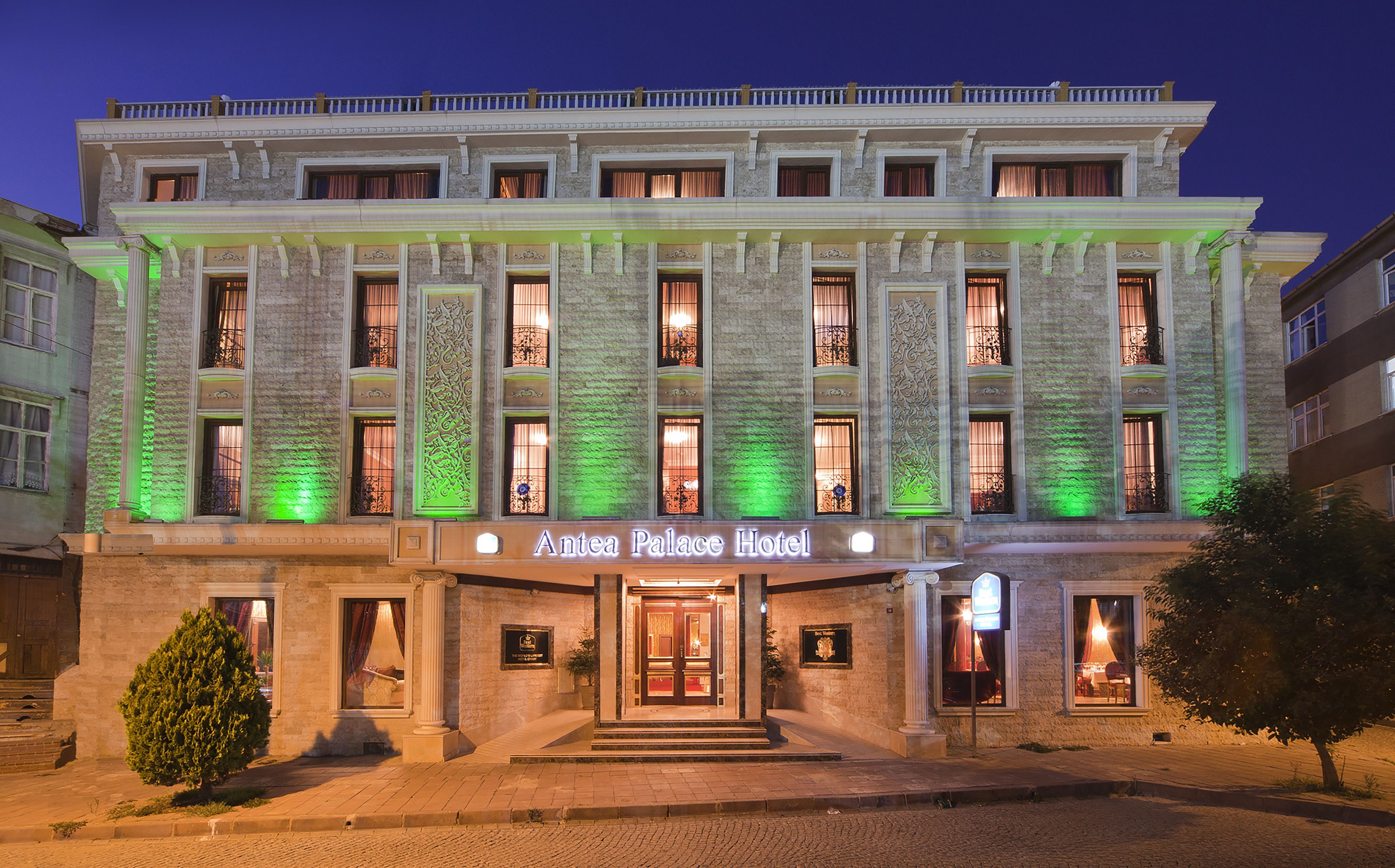 Un hotel elegante con facciata classica, ampie finestre e un ingresso imponente.