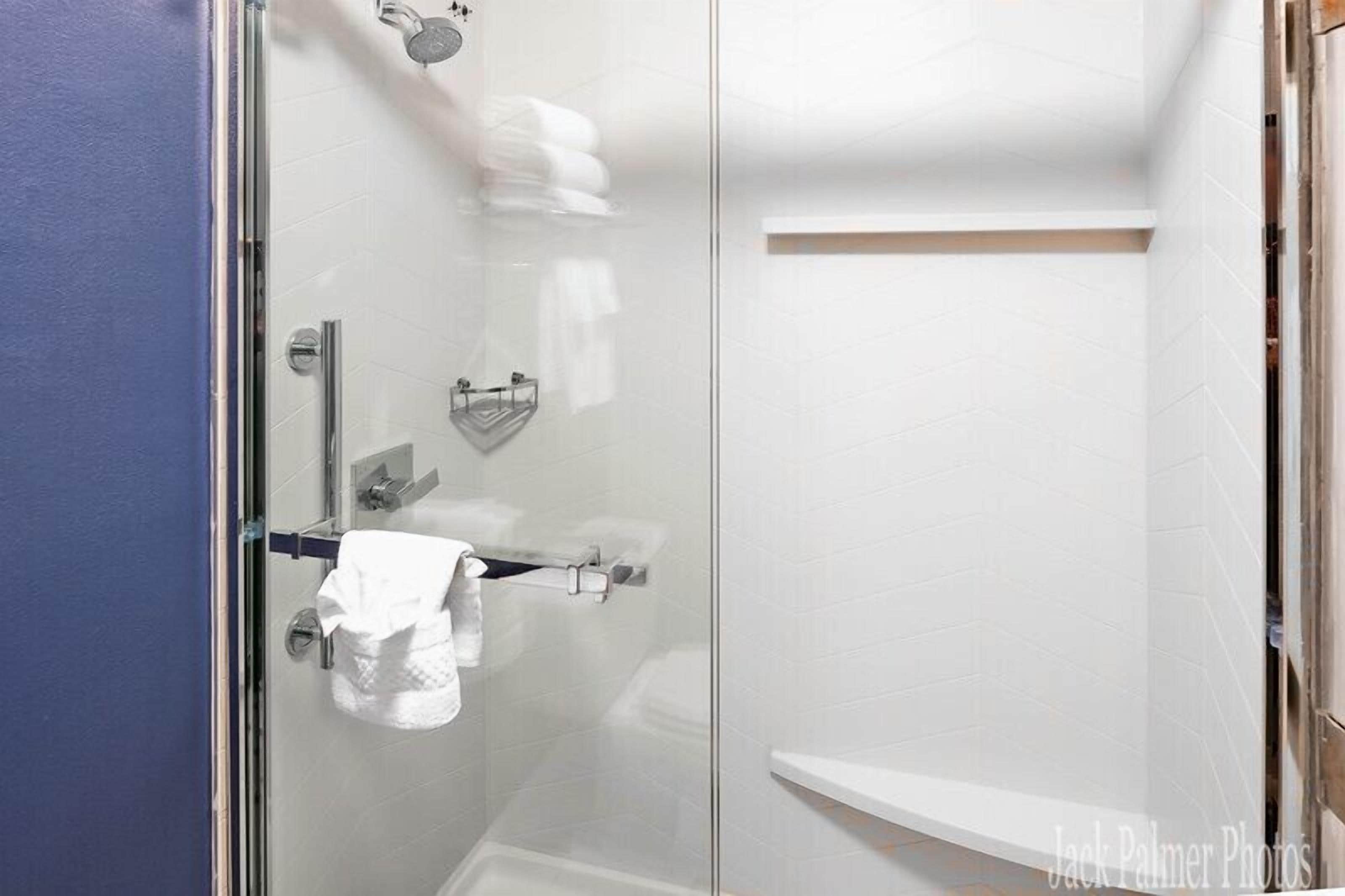 combined shower/bathtub, hydromassage showerhead, free toiletries