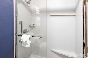 Kombinasi shower/bathtub dan shower pijat air