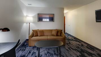 Ylelliset vuodevaatteet, tallelokero huoneessa, työpöytä