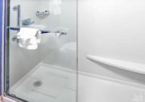 Kombinasi shower/bathtub dan shower pijat air