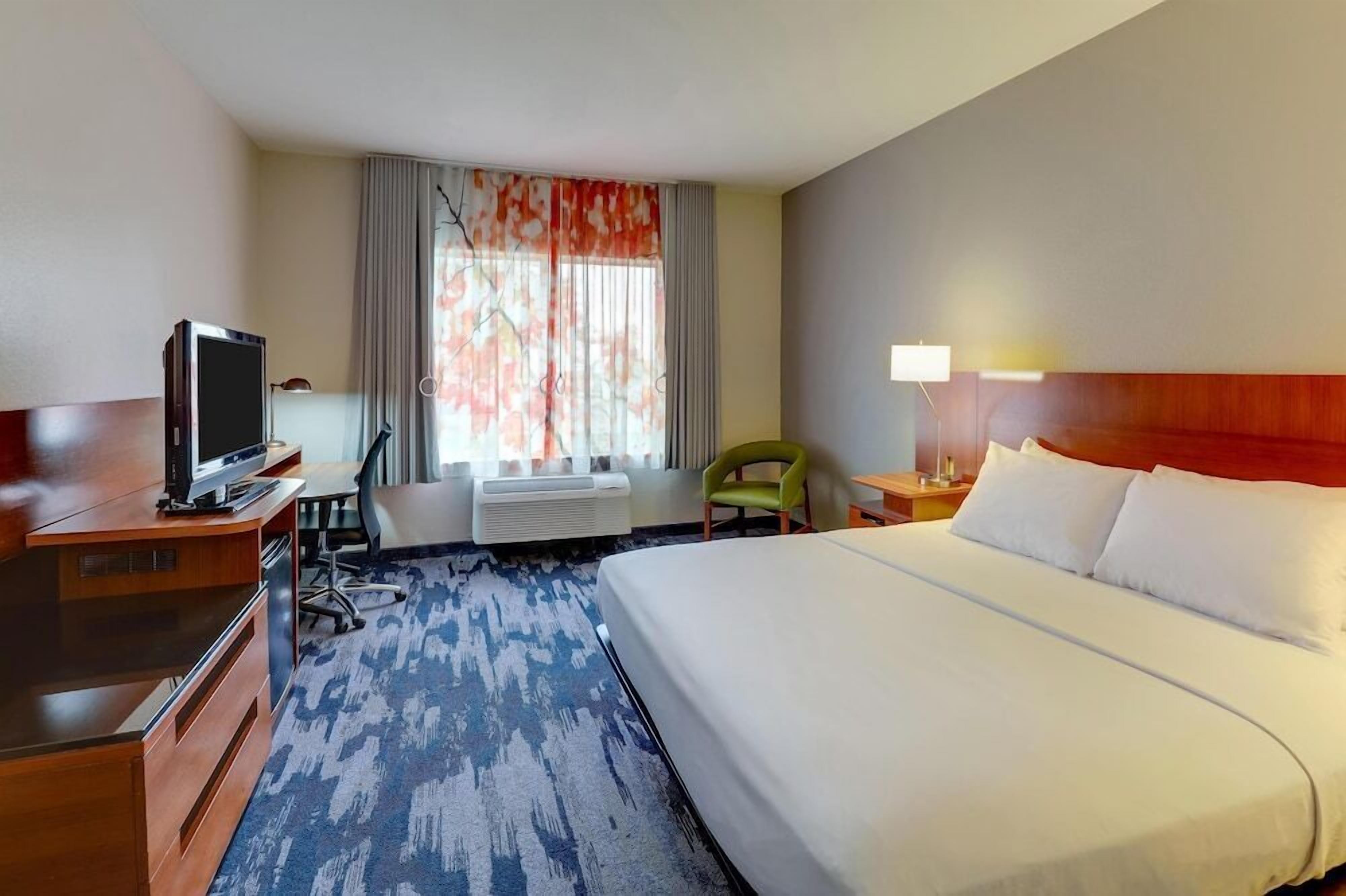 Premium bedding, in-room safe, desk, laptop workspace