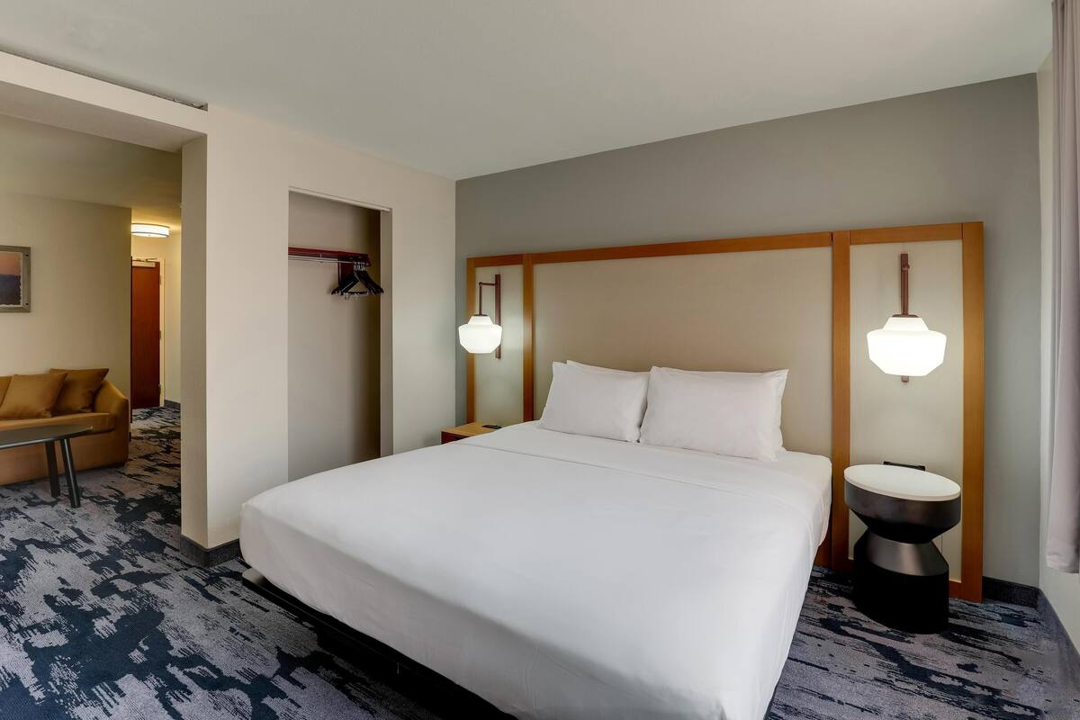 Premium bedding, in-room safe, desk, laptop workspace