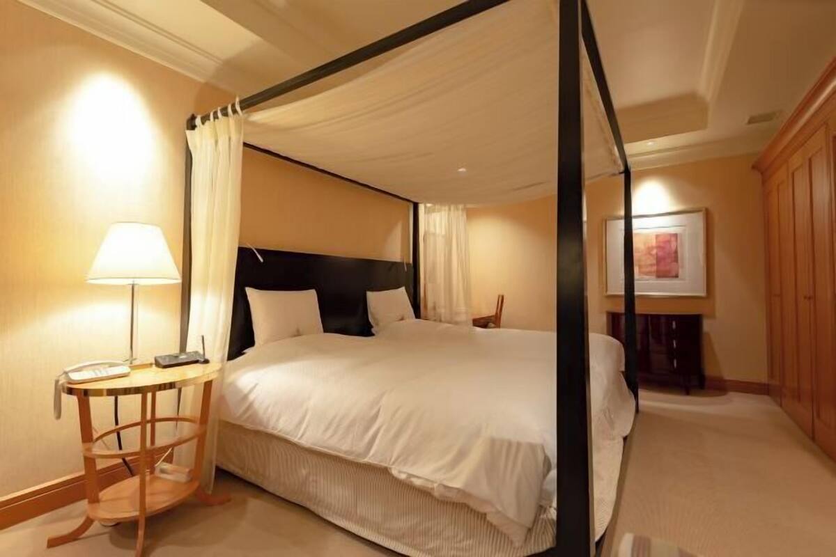 Minibar, coffres-forts dans les chambres, bureau