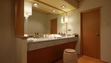 ห้องทราดิชันนัล (Japanese Style Room) | ห้องน้ำ | ฝักบัวในอ่างอาบน้ำ, อ่างอาบน้ำแบบแช่ตัว, ของใช้ในห้องน้ำฟรี, ไดร์เป่าผม