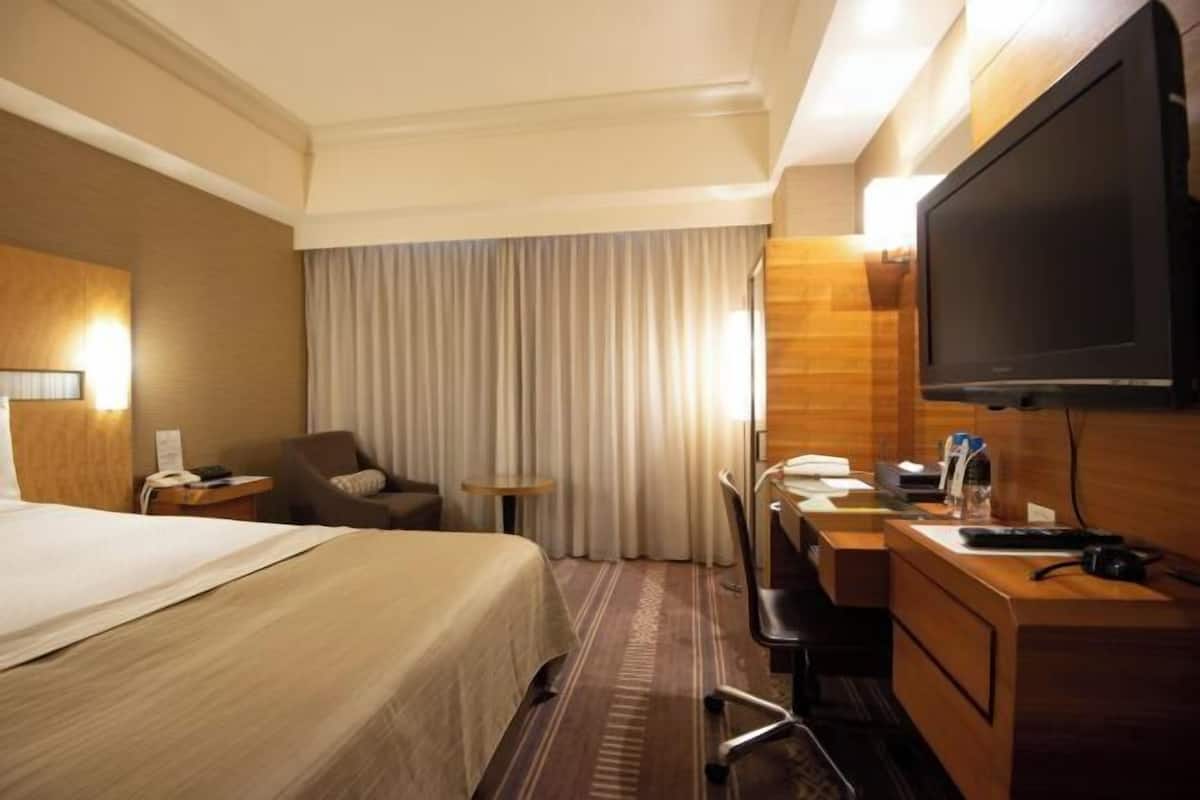 Minibar, coffres-forts dans les chambres, bureau