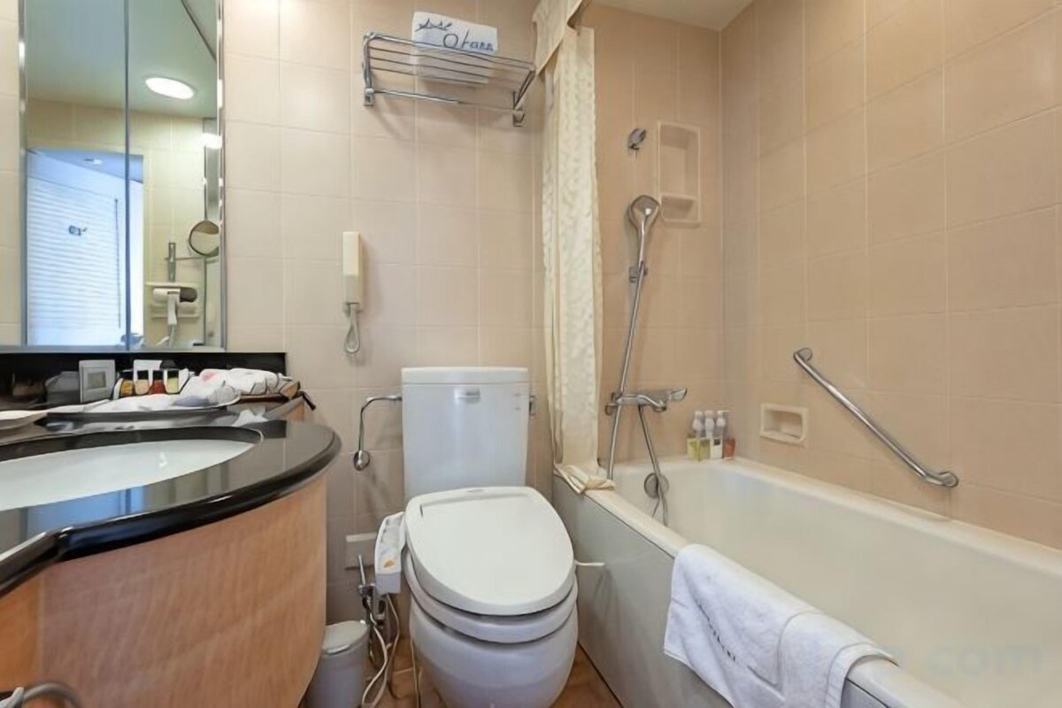 Baño | Ducha y bañera combinadas y artículos de higiene personal gratuitos