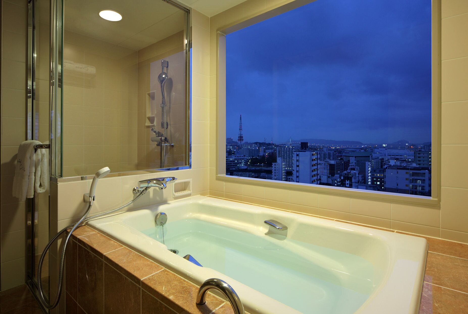 combined shower/bathtub, deep-soaking bathtub, free toiletries